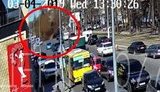 Вибух на одеській дорозі: 10-метровий фонтан з піску відкинув припаркований автомобіль на трамвайні колії. ВІДЕО камер спостереження
