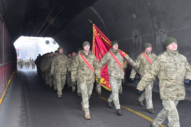 Бійці 44-ї окремої артбригади пройшли урочистим маршем Тернополем після повернення із зони ООС 04 Бійці 44-ї окремої артбригади пройшли урочистим маршем Тернополем після повернення із зони ООС 04