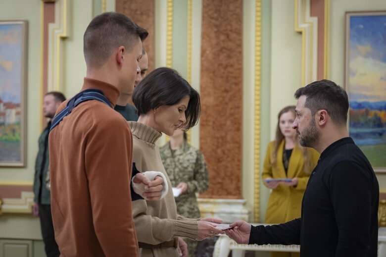 Зеленський вручив сертифікати на квартири