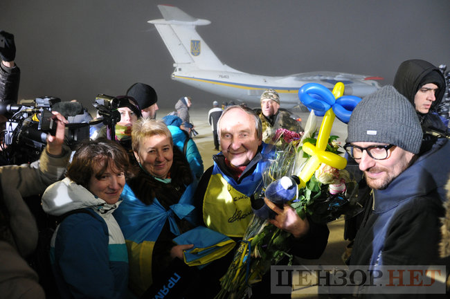 Heroes, welcome home!” liberated Ukrainian hostages enjoy warm reception at Boryspil airport 16