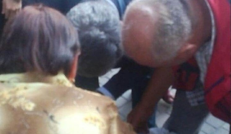 Порошенко поспішив на допомогу дитині, яка зомліла на шкільній лінійці. ФОТО