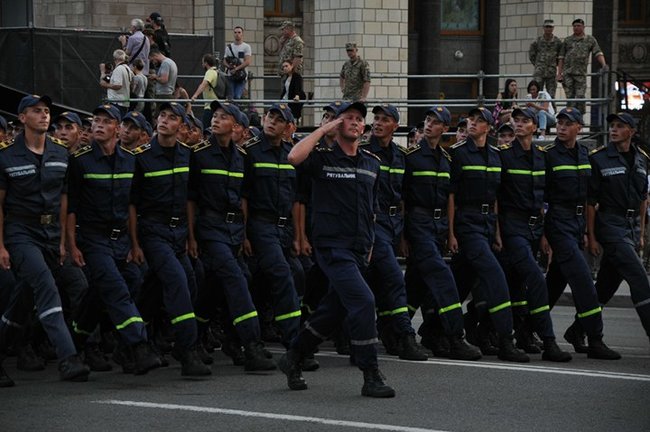 Від Точки-У до Джавелінів: вражаючі кадри 250 одиниць бойової техніки на Хрещатику 04