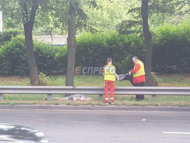 Мотоциклист в Киеве влетел в отбойник, погубив себя и пассажирку 05