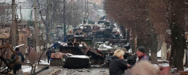 Разбитая техника российских оккупантов на улицах Бучи 01