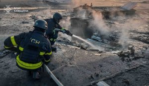 Наслідки атаки РФ на Київщину: спалахнула пожежа у будинку та на складі. ФОТОрепортаж