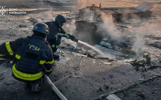 Наслідки атаки РФ на Київщину: спалахнула пожежа у будинку та на складі. ФОТОрепортаж