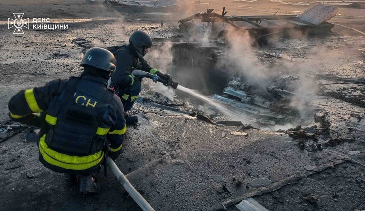 Наслідки атаки РФ на Київщину: спалахнула пожежа у будинку та на складі. ФОТОрепортаж