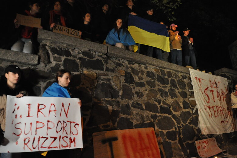 Russia+Iran new axis of evil: у Києві пікетували посольство Ірану через постачання зброї Росії 02