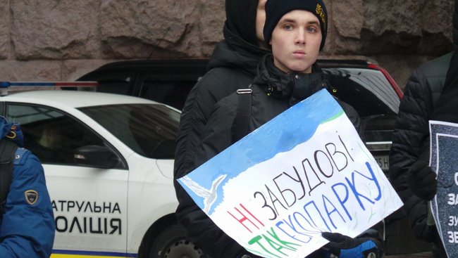 Людям потрібен парк, а не бетонне гетто, - активісти пікетують Київраду з вимогою створити екопарк на Осокорках 01