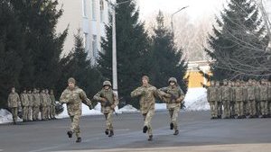 Реформа в армии: В ВСУ изменили строевой шаг. Теперь военнослужащие будут поднимать ногу 5 см ниже. ФОТО