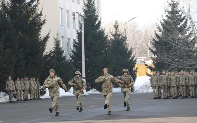 Реформа в армії: У ВСУ змінили стройовий крок. Тепер військовослужбовці підніматимуть ногу на 5 см нижче 02 Реформа в армії: У ВСУ змінили стройовий крок. Тепер військовослужбовці підніматимуть ногу на 5 см нижче 02