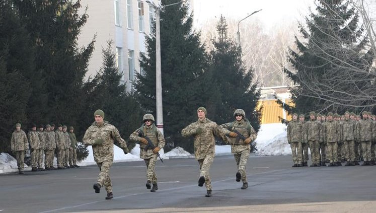 Реформа в армии: В ВСУ изменили строевой шаг. Теперь военнослужащие будут поднимать ногу 5 см ниже. ФОТО