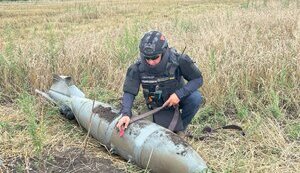 Пиротехники ГСЧС уничтожили неразорвавшуюся вражескую авиабомбу, обнаруженную около Купянска. ФОТОрепортаж