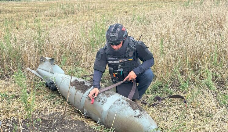 Пиротехники ГСЧС уничтожили неразорвавшуюся вражескую авиабомбу, обнаруженную около Купянска. ФОТОрепортаж
