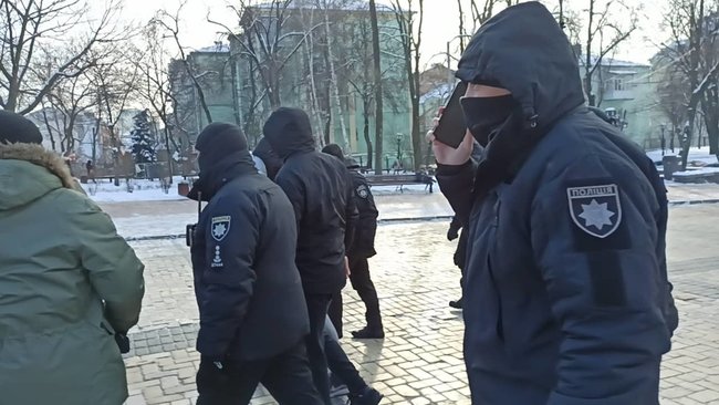 Чемодан, вокзал, Камбоджа: в Киеве попытались провести акцию в память о жертвах леворадикального насилия 03