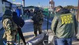 З окупованої Луганщини за хабар намагалися ввезти 820 клинків для фехтувальних рапір, - Держприкордонслужба. ФОТОрепортаж