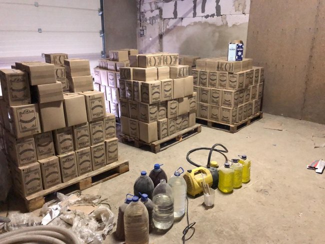 Подпольное производство алкогольного фальсификата ликвидировано на Киевщине, изъято продукции на 700 тыс. грн 04