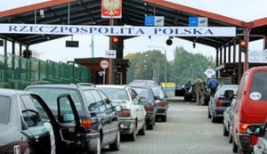 Акциз або назад: водіїв з повним баком можуть не впустити до Польщі