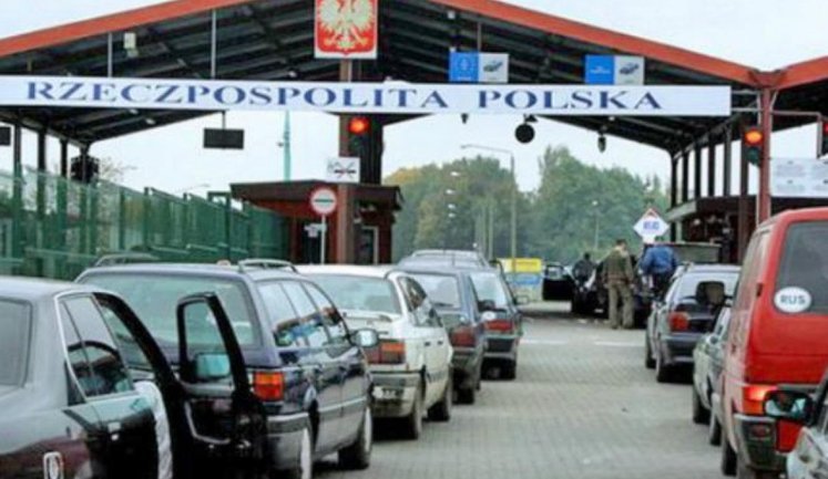 Акциз або назад: водіїв з повним баком можуть не впустити до Польщі