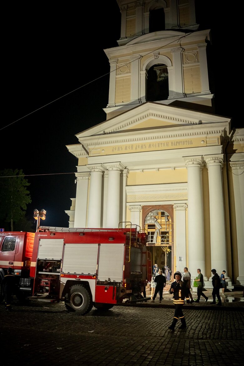 Кулеба призвал мир осудить варварские обстрелы Одессы 04