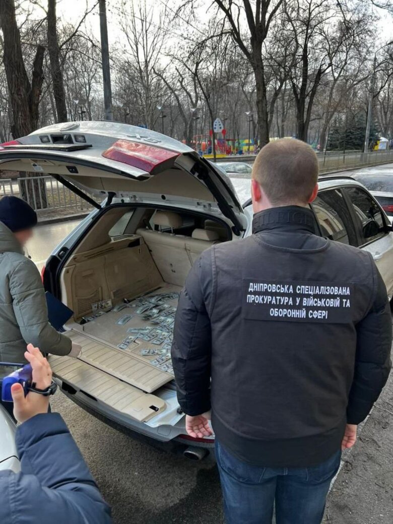 Начальник відділення персоналу штабу військової частини намагався дати 10 тис. дол. хабаря слідчому, - прокуратура 02