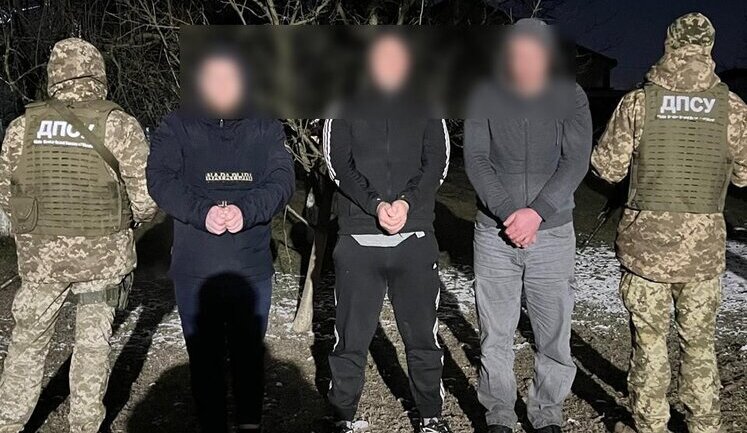 Прикордонники затримали трьох ухилянтів на Закарпатті: один з них не наважився переплисти холодну Тису. ВIДЕО