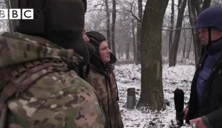 Ukrainian tanker from 24th Brigade gives a commentary in English for BBC journalists. VIDEO