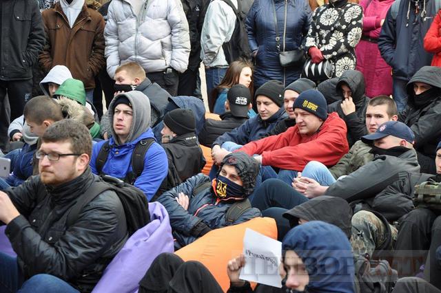 Вимагаємо реальної застави і #РомаЗдайПєтю, - активісти пікетують суд, який розглядає апеляцію на запобіжний захід Насірову 11