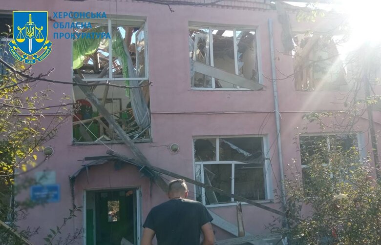 Russian army conducts air strike on cafe in Kherson region: local resident killed 02