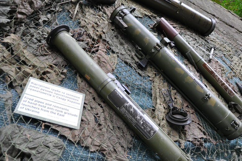 Кресло-катапульта, образцы снарядов и личные вещи рашистов: На Андреевском спуске открылась благотворительная выставка Спротив-2022 86 Кресло-катапульта, образцы снарядов и личные вещи рашистов: На Андреевском спуске открылась благотворительная выставка Спротив-2022 86