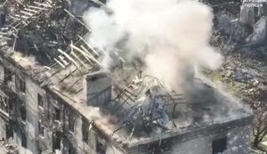 Ukrainian defence forces destroy mortar and antenna set up by Russians on roof of house in Toretsk. VIDEO