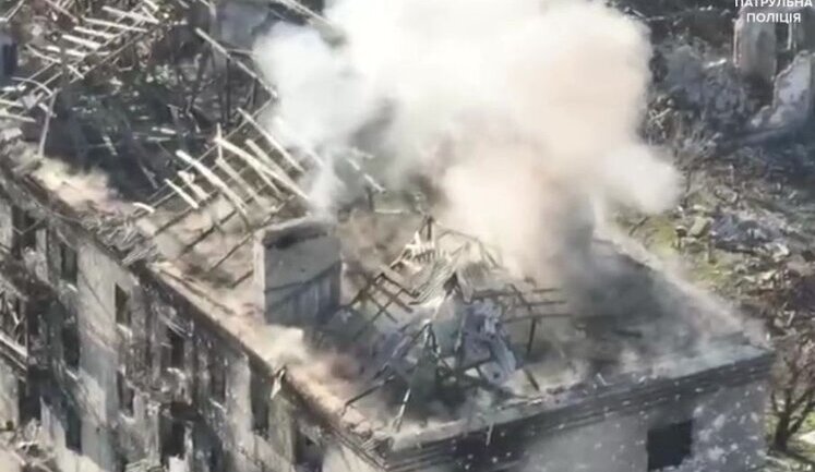 Ukrainian defence forces destroy mortar and antenna set up by Russians on roof of house in Toretsk. VIDEO