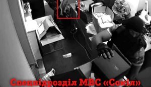 Уличенные в ограблении ювелирного магазина правоохранители продолжают работать в полиции и прокуратуре, - активист Шевченко. ВИДЕО+ФОТОрепортаж