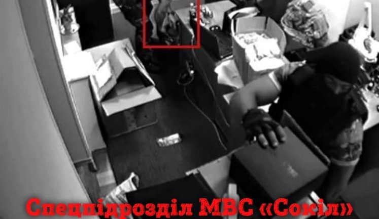 Уличенные в ограблении ювелирного магазина правоохранители продолжают работать в полиции и прокуратуре, - активист Шевченко. ВИДЕО+ФОТОрепортаж