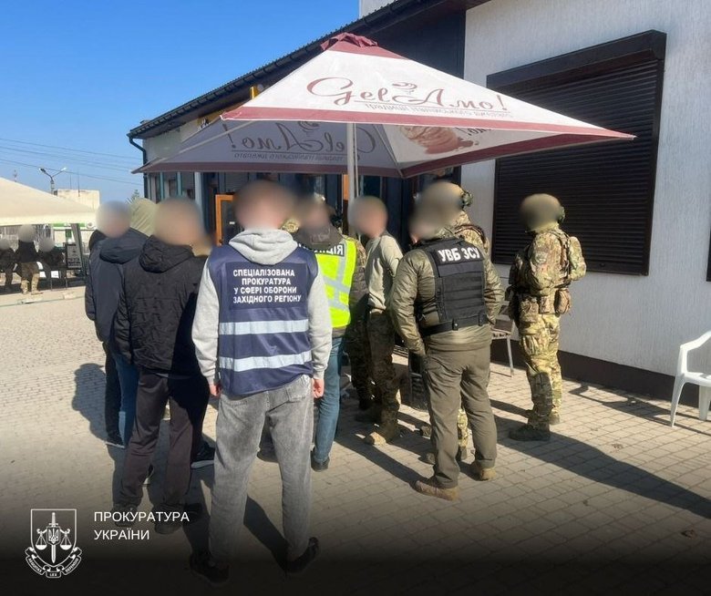 На Хмельниччині викрили військового, який переправляв ухилянтів за кордон