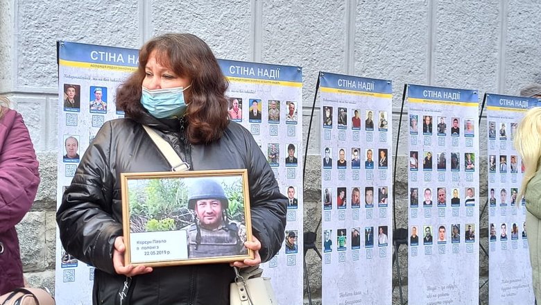 Україно, МИ Є: рідні українських полонених і зниклих без вісті на Донбасі пікетують ОП - матері заявили, що стоятимуть на Банковій 72 години 19 Україно, МИ Є: рідні українських полонених і зниклих без вісті на Донбасі пікетують ОП - матері заявили, що стоятимуть на Банковій 72 години 19