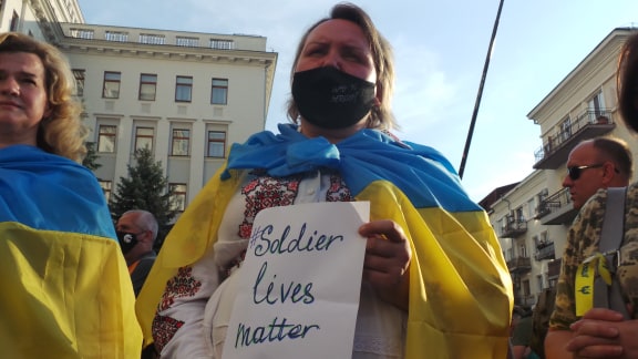 Под Офисом Зеленского в Киеве прошла акция протеста против условий прекращения огня на Донбассе 10