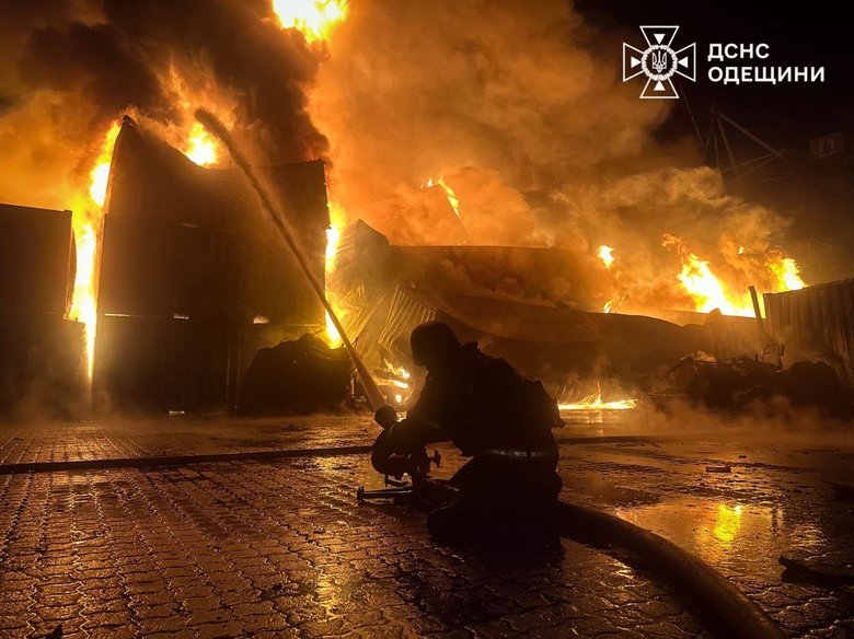 Атака шахедів на Одещину: масштабні пожежі