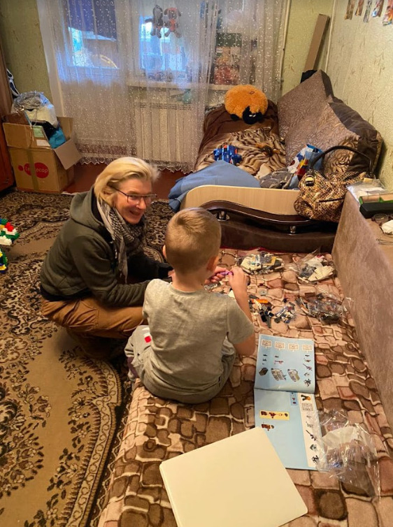 Волонтерка Паєвська (Тайра) та БФ Мрія вручили різдвяні подарунки більш ніж 200 дітям, рідні яких наразі перебувають у російському полоні 01