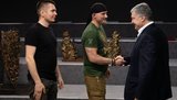 Порошенко отдал выигранные в судебном споре с ВВС 1,75 млн грн волонтерам, помогающим армии