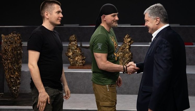 Порошенко віддав виграні в судовій суперечці у ВВС 1,75 млн грн волонтерам, які допомагають армії
