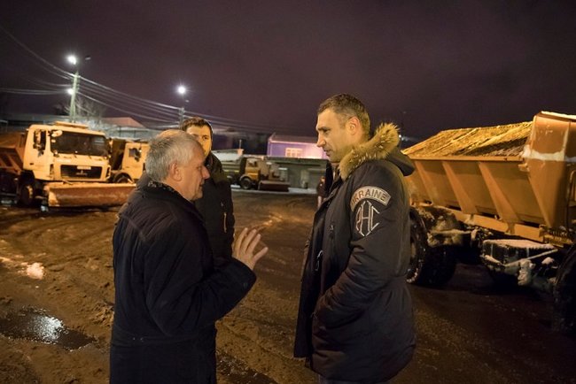 Кличко пізно ввечері перевіряв, як прибирають столицю від снігу, - КМДА 01