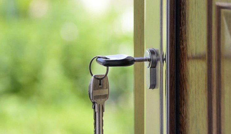 Українці масово скуповують будинки, готуючись до зими. Де попит зріс найбільше та які ціни?