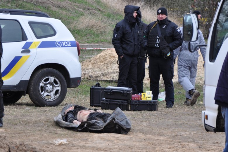 В Бучі ексгумують з братської могили тіла вбитих росіянами мирних жителів: Майже всі з вогнепальними пораненнями, деякі із завязаними руками та ногами 39