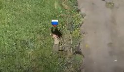 окупант здається у полон