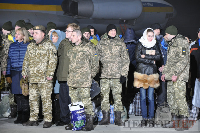 Heroes, welcome home!” liberated Ukrainian hostages enjoy warm reception at Boryspil airport 37