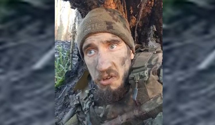 Окупант ховається від дронів під корчем і скаржиться на життя: "Ни еды, ни воды... #баные хохлы. Ногу въ#бало. Трупов много. Очень много!". ВIДЕО