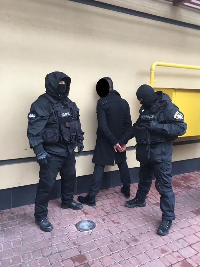 Группа госслужащих, вымогавшая 72 тыс. долл, задержана на Одесчине, - прокуратура 01