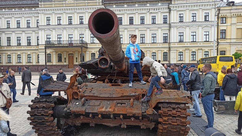 Танк, БМД та Тигр: В центрі Києва відкрилась виставка демілітаризованої техніки російських окупантів 31