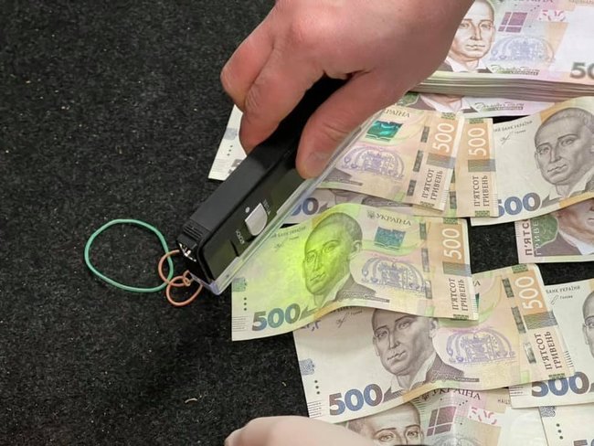 Патрульный задержан на взятке в 40 тыс. грн за беспрепятственное передвижение грузовиков в Кривом Роге 03